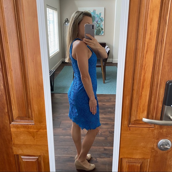 Flattering halter neck and keyhole back blue dress - Picture 5 of 7